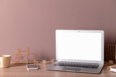 Modern dizüstü bilgisayar ile rahat çalışma alanı