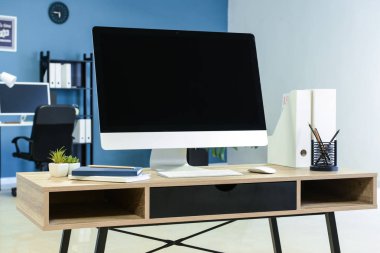 Ofiste modern bilgisayarla rahat bir iş yeri