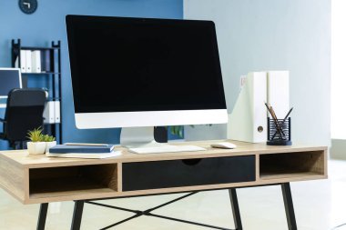 Ofiste modern bilgisayarla rahat bir iş yeri