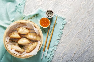 Bambu vapur lezzetli Japon sosu ve soslar üzerinde masa lambası