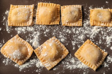 Plaka, closeup pişmemiş Mantı