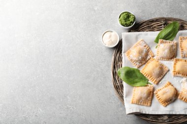 Gri masada pişmemiş Mantı