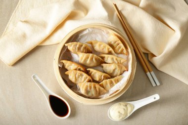 Bambu vapur lezzetli Japon sosu ve soslar üzerinde masa lambası