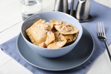 Beyaz masada lezzetli mantı ile kase