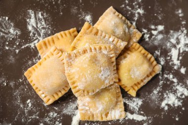 Plaka, closeup pişmemiş Mantı