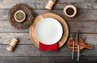 Ahşap arka planda güzel masa ayarları