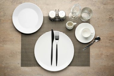 Gri arkaplanda basit tablo ayarı