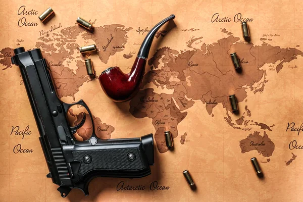 Пистолет Пули Курительная Труба Карте Мира — стоковое фото