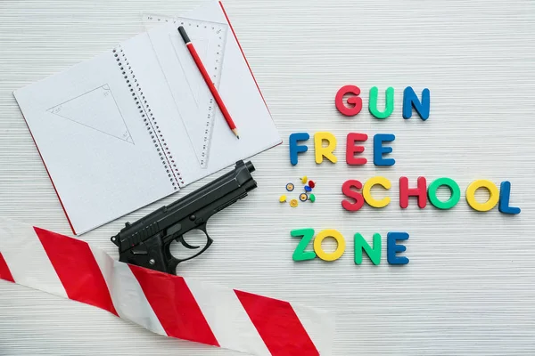 Pisztoly Papíráru Szöveg Fegyvert Ingyenes Iskolai Körzetben Fehér Asztal — Stock Fotó
