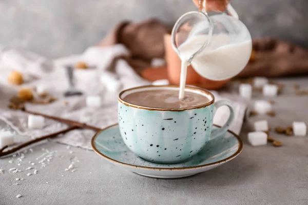Gieten Van Melk Beker Met Warme Koffie Tafel — Stockfoto