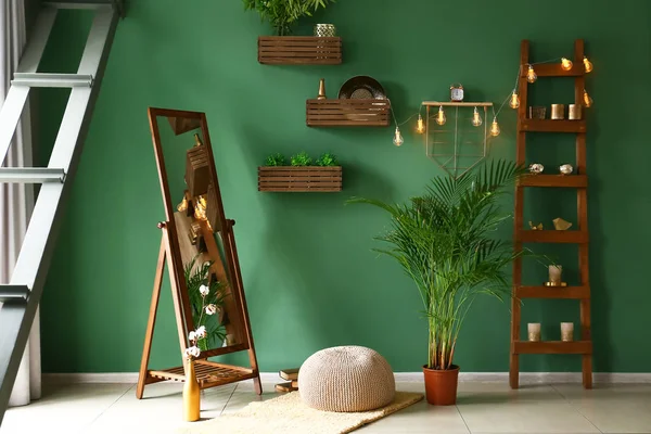 緑の壁と美しいモダンな部屋のインテリア — ストック写真