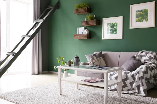 美丽的现代客房的内部与绿色墙 — 图库照片