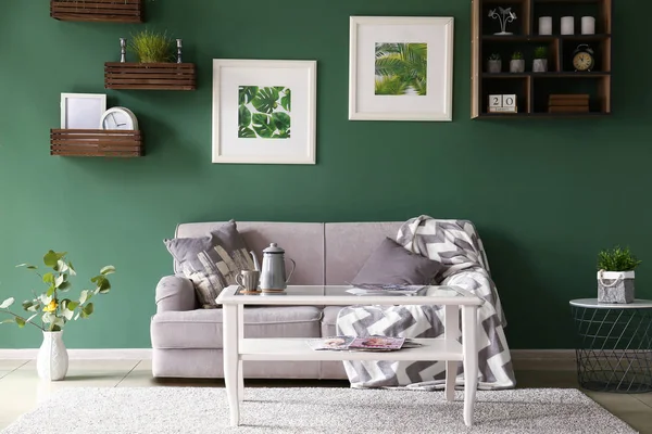 美丽的现代客房的内部与绿色墙 — 图库照片