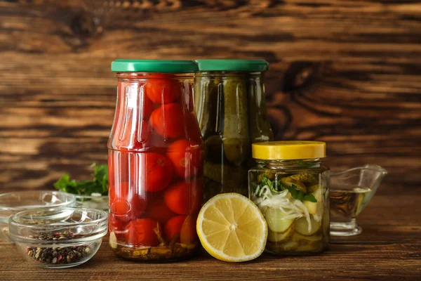 Frascos Vidro Com Legumes Fermentados Mesa Madeira — Fotografia de Stock