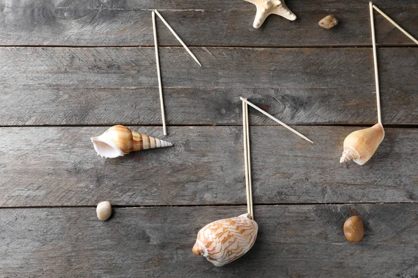 木製の背景の海の貝の作った音楽ノート — ストック写真