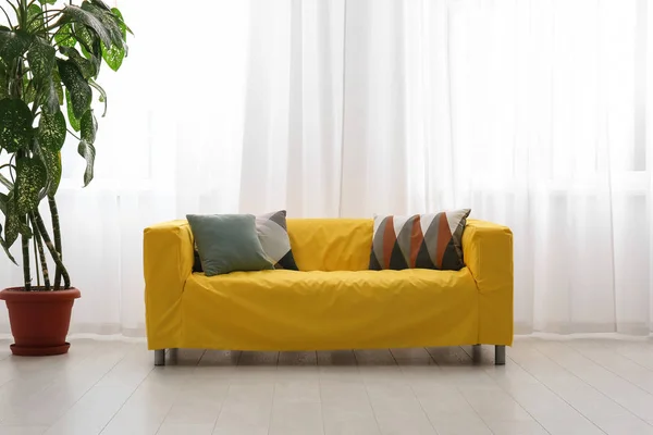 Interieur Des Modernen Zimmers Mit Bequemem Sofa — Stockfoto