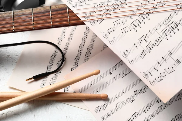 Composición Con Guitarra Palillos Batería Hojas Música Sobre Fondo Blanco — Foto de Stock