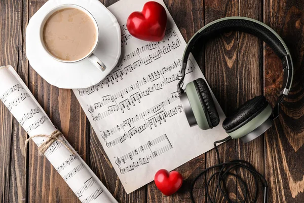 Ακουστικά Μουσική Φύλλα Και Κύπελλο Του Καφέ Στο Ξύλινο Τραπέζι — Φωτογραφία Αρχείου