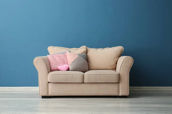 Comfortable Sofa Color Wall — Stock Photo, Image