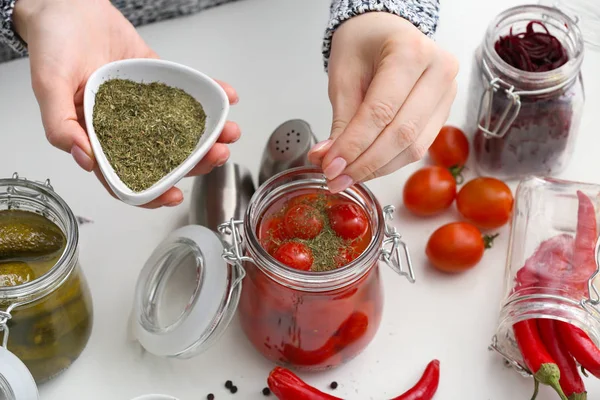 Mulher Preparando Tomates Fermentados Mesa Close — Fotografia de Stock