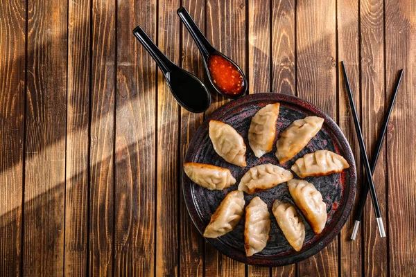 Tallrik Med Läckra Japanska Gyoza Träbord — Stockfoto