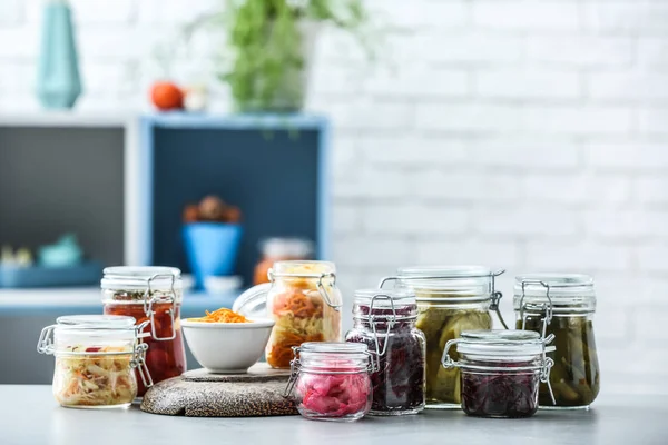 Variedade Verduras Fermentadas Saborosas Mesa Cozinha — Fotografia de Stock