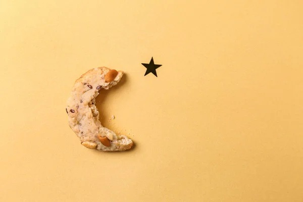 色背景にイスラムのシンボルとして半月の形でかまれたクッキー — ストック写真
