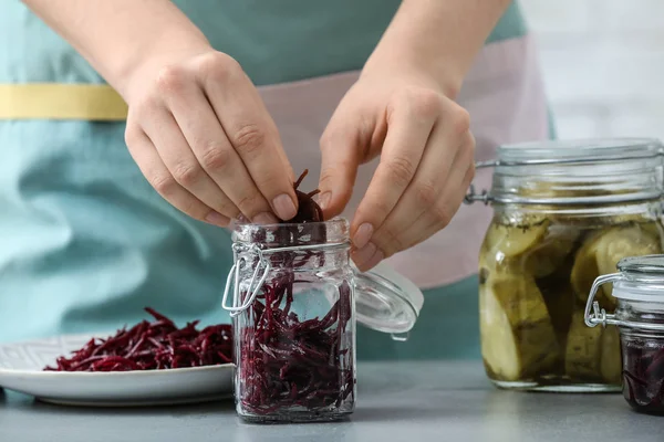 Mulher Preparando Beterraba Para Fermentação Mesa Cozinha — Fotografia de Stock