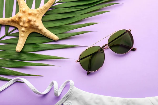 Kvinnliga Solglasögon Med Baddräkt Sjöstjärnor Och Palm Leaf Färgbakgrund — Stockfoto