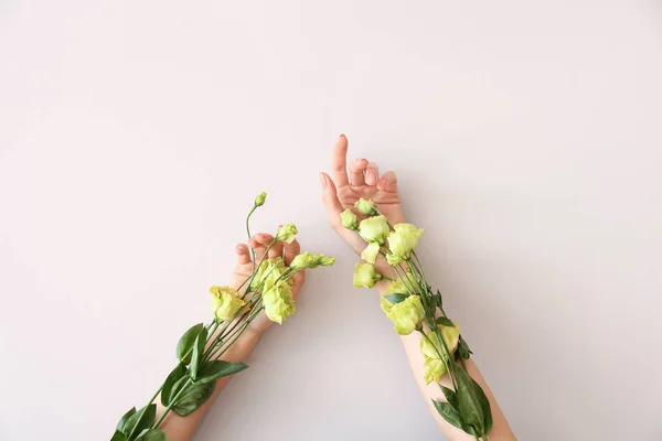 Female Hands Beautiful Flowers Light Background — Stock Photo, Image