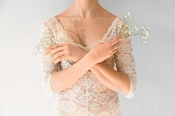 Ung Kvinna Med Vita Blommor Ljus Bakgrund — Stockfoto