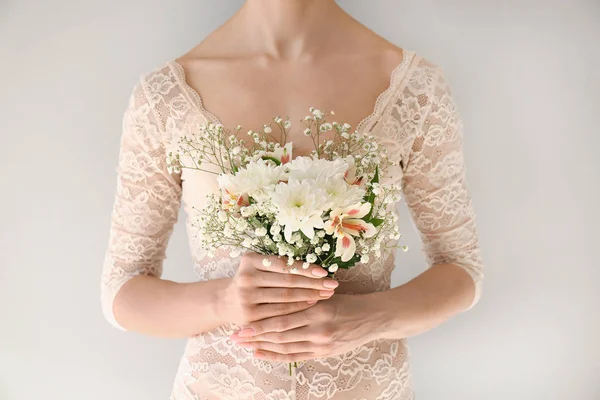 Jonge Vrouw Met Mooie Boeket Bloemen Lichte Achtergrond — Stockfoto