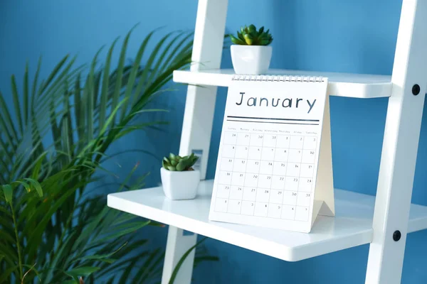 Voltear Calendario Estante Blanco Habitación —  Fotos de Stock