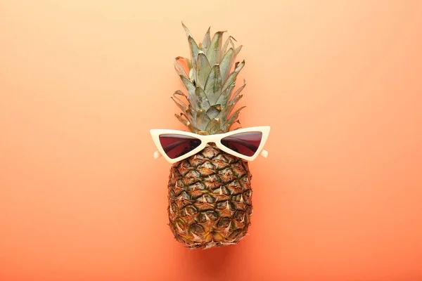 Saftige Ananas Mit Stylischer Sonnenbrille Auf Farbigem Hintergrund — Stockfoto