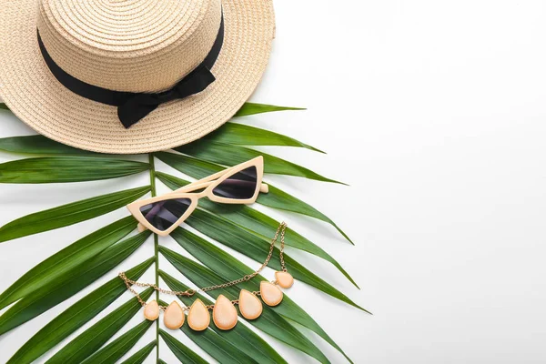 Gafas Sol Femeninas Con Sombrero Collar Hoja Palma Sobre Fondo —  Fotos de Stock