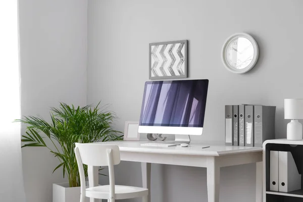 Komfortabler Arbeitsplatz Mit Modernem Computer Zimmer — Stockfoto