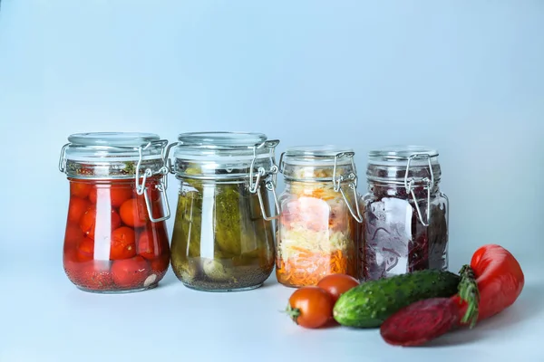 Glasburkar Med Fermenterade Grönsaker Vit Bakgrund — Stockfoto