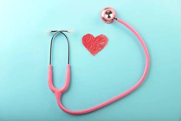 Renk Arka Plan Üzerinde Stetoskop Kırmızı Kalp — Stok fotoğraf