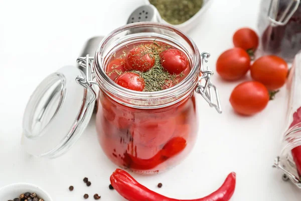 Glas Mit Fermentierten Tomaten Auf Weißem Hintergrund — Stockfoto