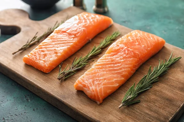 Filete Salmón Crudo Sobre Tabla Madera —  Fotos de Stock