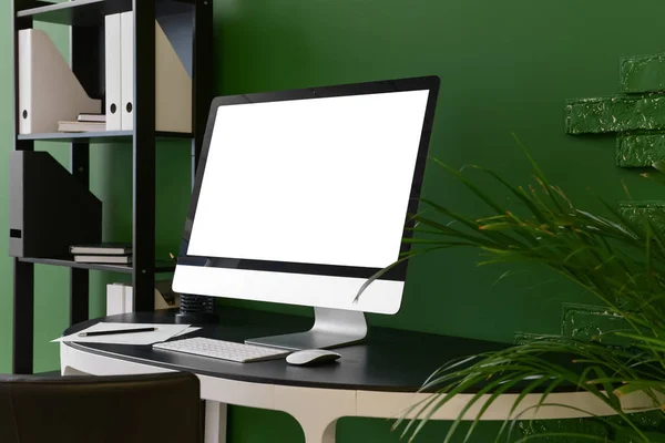 Odadaki Modern Bilgisayar Ile Rahat Çalışma Alanı — Stok fotoğraf