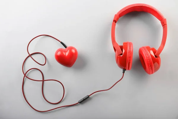 Fones Ouvido Modernos Coração Vermelho Fundo Claro — Fotografia de Stock