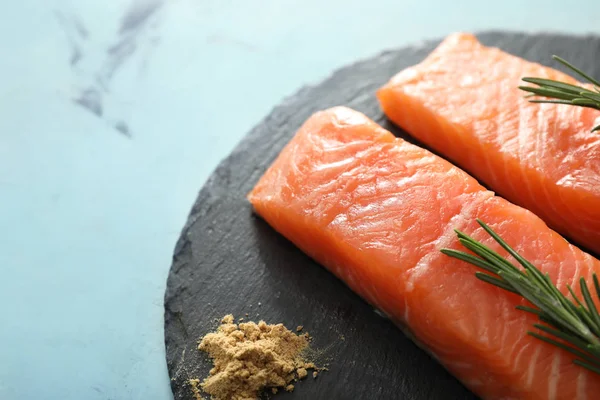 Filete Salmón Crudo Plancha Pizarra Primer Plano —  Fotos de Stock