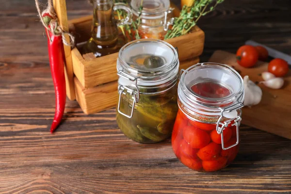 Frascos Com Legumes Fermentados Saborosos Mesa Madeira — Fotografia de Stock