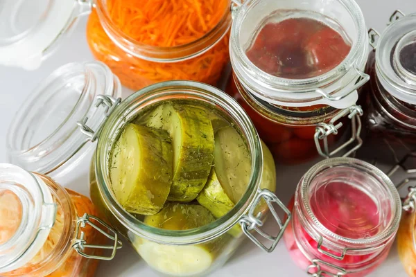 Frascos Com Legumes Fermentados Saborosos Fundo Claro — Fotografia de Stock