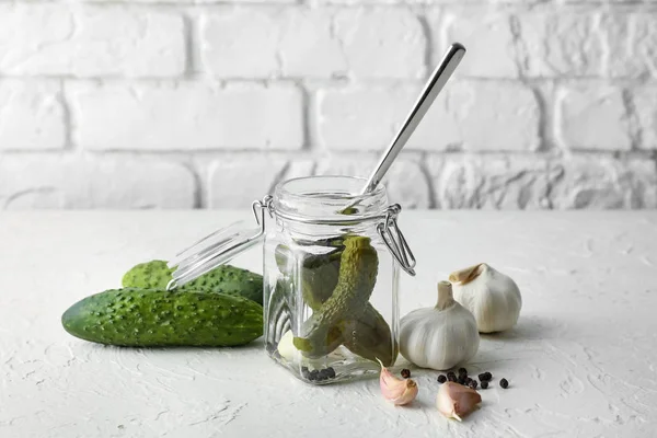 Jar Met Smakelijke Gefermenteerde Komkommers Lichttafel — Stockfoto