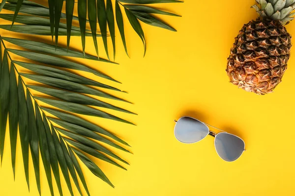 Sammansättning Med Tropiska Löv Ananas Och Solglasögon Färgbakgrund — Stockfoto