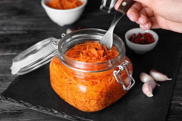 Еда Вкусной Ферментированной Моркови Крупным Планом — стоковое фото