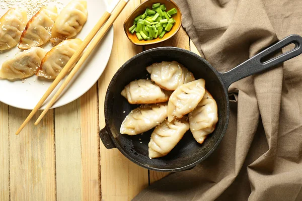 Frying Pan Plate Tasty Japanese Gyoza Wooden Table — Stock Photo, Image