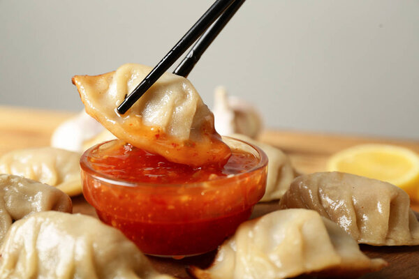 Еда вкусного японского гёдза, крупный план
